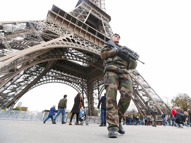 french-military-patrol-near-eiffel-tower